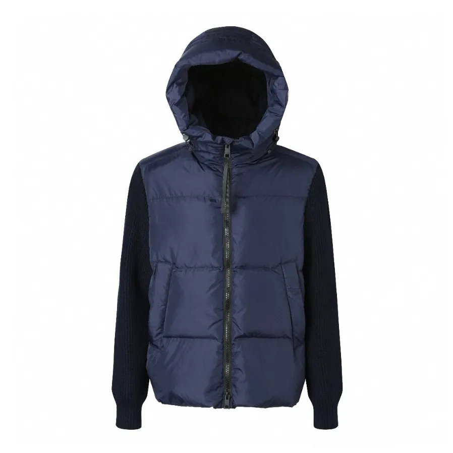 P910 [Exclusive supply] Canada Goose Wool Sleeve Hooded Down Jacket (Navy Blue) The fabric is made of 90 national standard high-quality white duck down, selected high-fill velvet, weighing 170g, light and warm, with excellent temperature locking performance and good resilience. The fabric is made of high-quality protective nylon fabric, which not only enhances the wear resistance of the surface, but also takes into account wind resistance, ensuring excellent performance in various harsh weather conditions. Three-dimensional quilting technology and precise thread reinforcement prevent lint from being drilled and ensure that the fluffy and resilient elasticity lasts like new. The 7-needle medium-thick knitted structure uses thicker yarns to weave woolen fabrics with obvious thickness and weight. The texture is clearly visible and has a rough, retro texture. It has a good skeleton feel and is relatively stiff, and can maintain the silhouette of the clothing for a long time. It also provides more layers of still air to lock in heat. There is the brand's exclusive LOGO on the woolen sleeve arms, which is not obvious in the photo. Size:S-M-L-XL